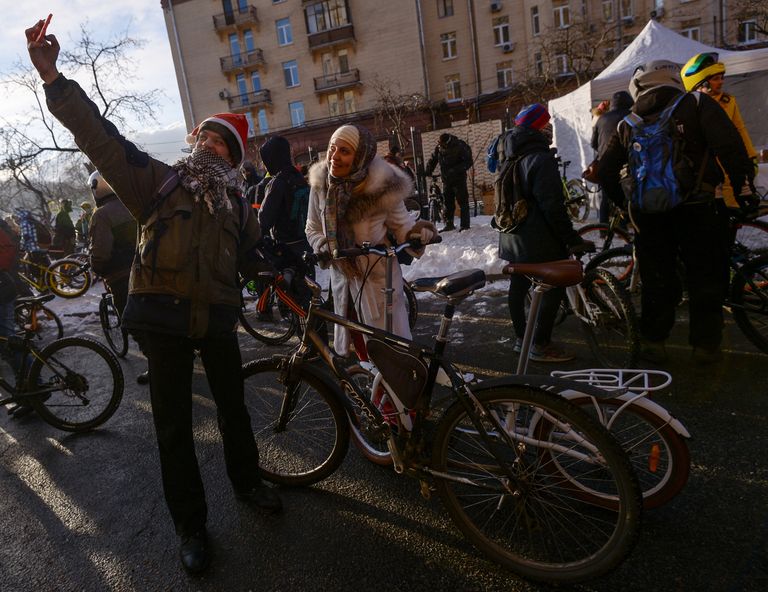Участники Второго зимнего Московского Велопарада перед заездом Участники Второго зимнего Московского Велопарада перед заездом