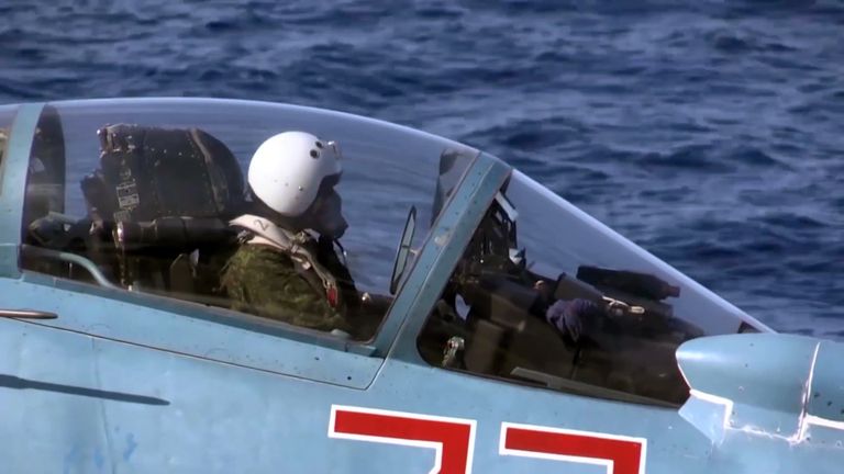 Пилот в корабельном истребителе Су-33 ВКС РФ перед взлетом с палубы тяжёлого авианесущего крейсера Адмирал Кузнецов Пилот в корабельном истребителе Су-33 ВКС РФ перед взлетом с палубы тяжёлого авианесущего крейсера Адмирал Кузнецов