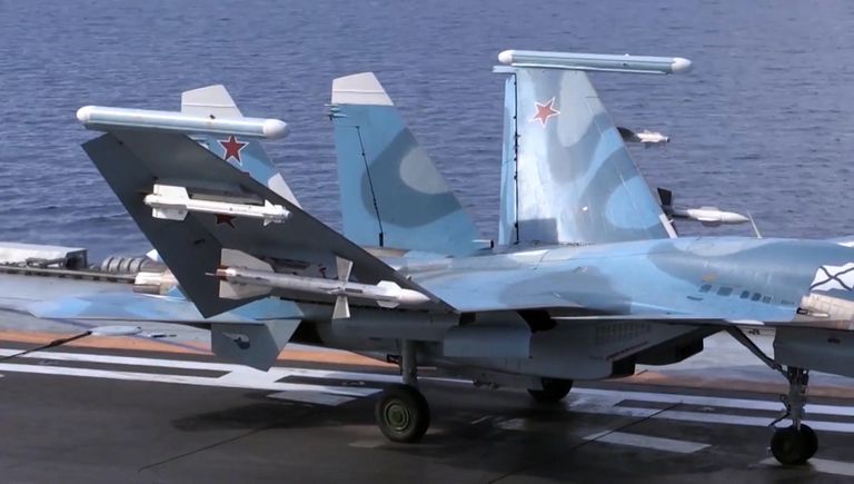 Корабельный истребитель Су-33 ВКС РФ перед взлетом с палубы тяжёлого авианесущего крейсера Адмирал Кузнецов