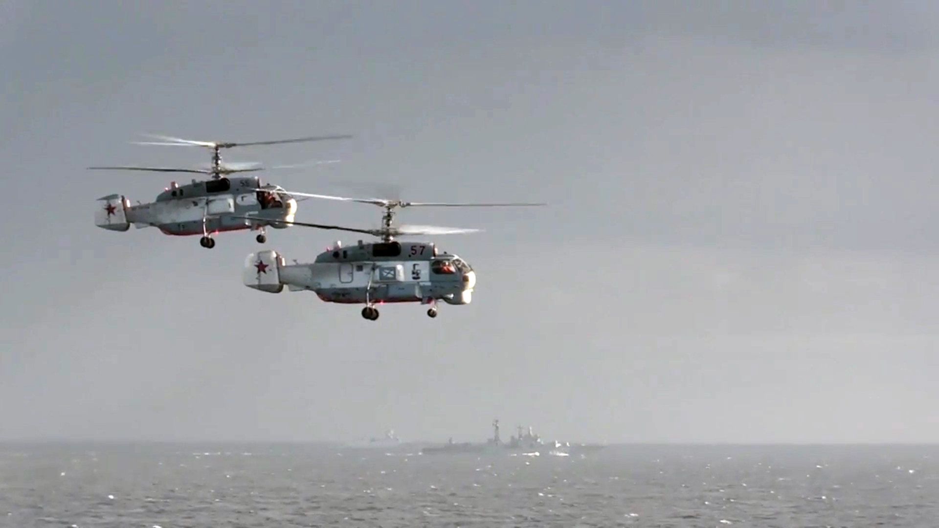 Вертолеты Ка-27ПС рядом с тяжёлым авианесущим крейсером (ТАВКР) Адмирал Кузнецов Вертолеты Ка-27ПС рядом с тяжёлым авианесущим крейсером (ТАВКР) Адмирал Кузнецов - РИА Новости, 1920, 01.10.2020