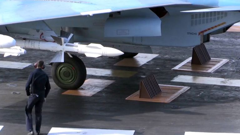 Корабельный истребитель Су-33 ВКС РФ перед взлетом с палубы тяжёлого авианесущего крейсера Адмирал Кузнецов Корабельный истребитель Су-33 ВКС РФ перед взлетом с палубы тяжёлого авианесущего крейсера Адмирал Кузнецов
