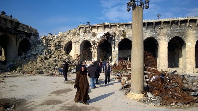 Горожане во дворе Мечети Омейядов в Алеппо, разрушенной в результате боевых действий Горожане во дворе Мечети Омейядов в Алеппо, разрушенной в результате боевых действий
