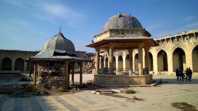 Горожане во дворе Мечети Омейядов в Алеппо. Архивное фото