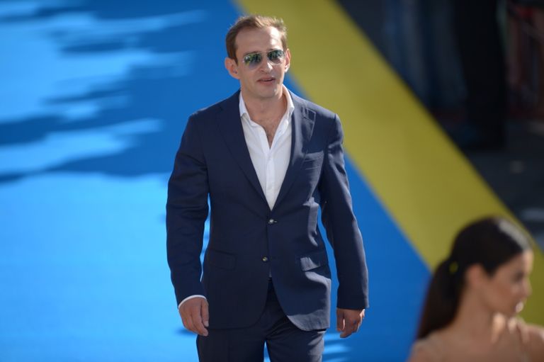 Актер, исполнитель главной роли в фильме Географ глобус пропил Константин Хабенский на церемонии закрытия XXIV открытого Российского кинофестиваля Кинотавр в Сочи Актер, исполнитель главной роли в фильме Географ глобус пропил Константин Хабенский на церемонии закрытия XXIV открытого Российского кинофестиваля Кинотавр в Сочи