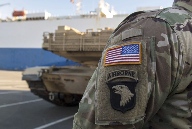 Разгрузка военной техники из США в немецком городе Бремерхафен. Январь 2017 года  