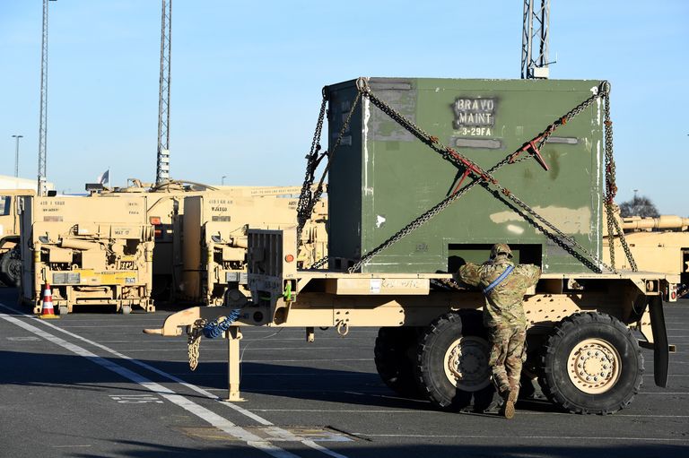 Разгрузка военной техники из США в немецком городе Бремерхафен. Январь 2017 года 