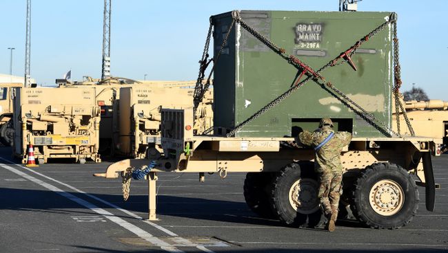 Разгрузка военной техники из США в немецком городе Бремерхафен. Январь 2017 года Разгрузка военной техники из США в немецком городе Бремерхафен. Январь 2017 года