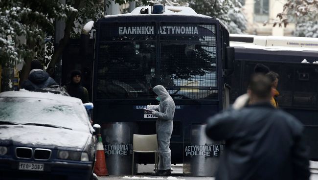Автобус спецназа полиции после нападения у штаб-квартиры партии ПАСОК в центре Афин. 10 января 2017 Автобус спецназа полиции после нападения у штаб-квартиры партии ПАСОК в центре Афин. 10 января 2017