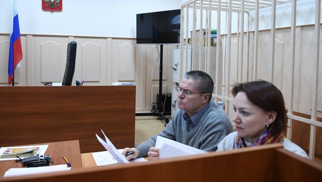 Бывший министр экономического развития РФ Алексей Улюкаев в Басманном суде города Москвы. 10 января 2017 Бывший министр экономического развития РФ Алексей Улюкаев в Басманном суде города Москвы. 10 января 2017