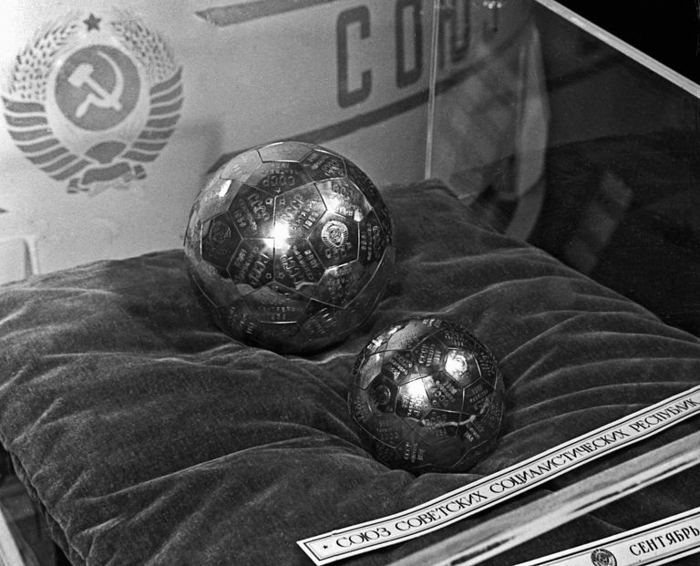 Вымпелы, доставленные советской космической ракетой на Луну в 1959 году Вымпелы, доставленные советской космической ракетой на Луну в 1959 году