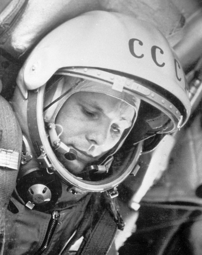 Юрий Гагарин в кабине космического корабля Восток-1 перед стартом 12 апреля 1961 года Юрий Гагарин в кабине космического корабля Восток-1 перед стартом 12 апреля 1961 года