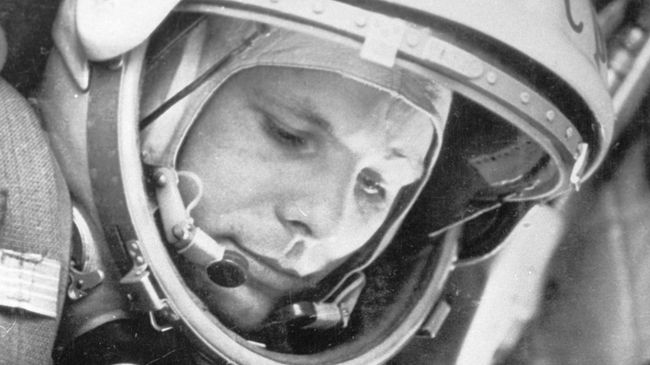 Юрий Гагарин в кабине космического корабля Восток-1 Юрий Гагарин в кабине космического корабля Восток-1