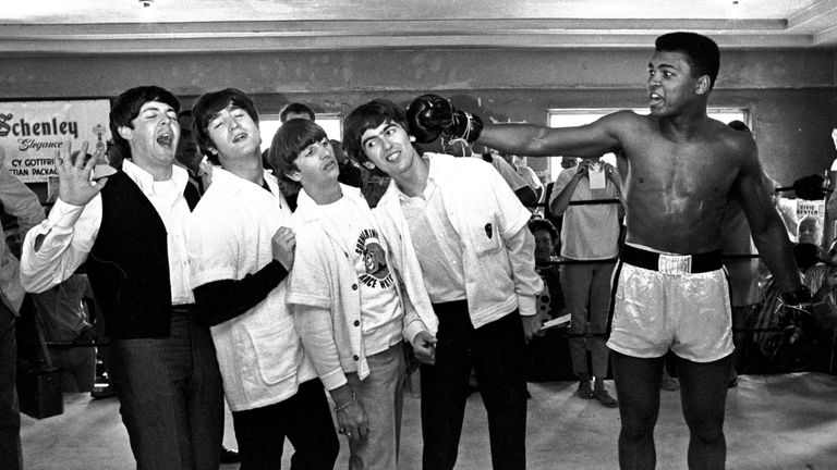 Участники группы The Beatles и Мухаммед Али Участники группы The Beatles и Мухаммед Али