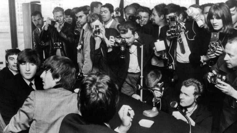 Участники группы The Beatles на пресс-конференции Участники группы The Beatles на пресс-конференции