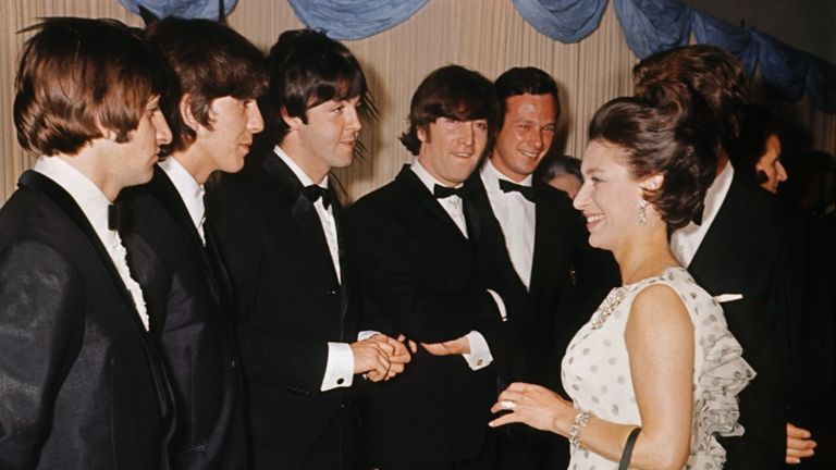 Участники группы The Beatles с принцессой Маргарет Участники группы The Beatles с принцессой Маргарет