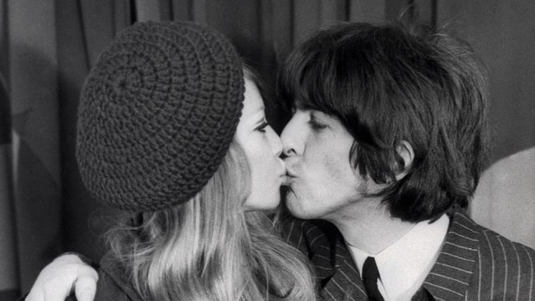 Участник группы The Beatles Джордж Харрисон с женой Патти Бойд Участник группы The Beatles Джордж Харрисон с женой Патти Бойд