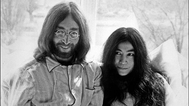 Участник группы The Beatles Джон Леннон и его жена Йоко Оно Участник группы The Beatles Джон Леннон и его жена Йоко Оно