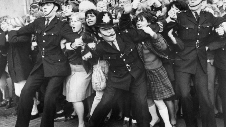 Фанаты группы The Beatles за воротами Букингемского дворца Фанаты группы The Beatles за воротами Букингемского дворца