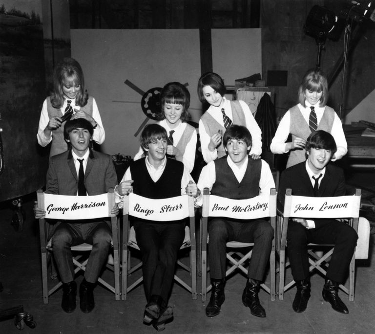 Участники группы The Beatles на съемках фильма