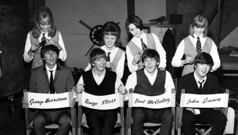 Участники группы The Beatles на съемках фильма Участники группы The Beatles на съемках фильма