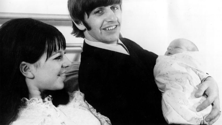 Участник группы The Beatles Ринго Старр с сыном Заком и женой Морин Участник группы The Beatles Ринго Старр с сыном Заком и женой Морин