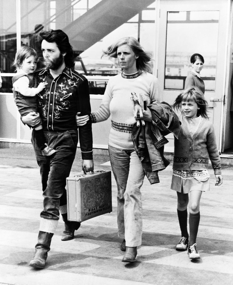 Участник группы The Beatles Пол Маккартни с женой Линдой и их детьми