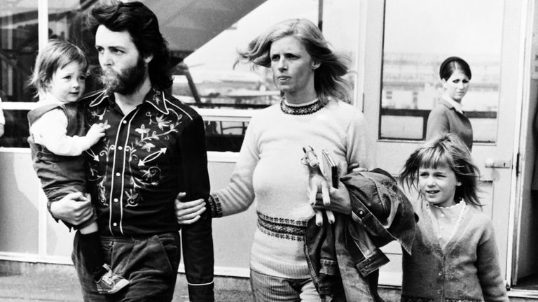 Участник группы The Beatles Пол Маккартни с женой Линдой и их детьми Участник группы The Beatles Пол Маккартни с женой Линдой и их детьми