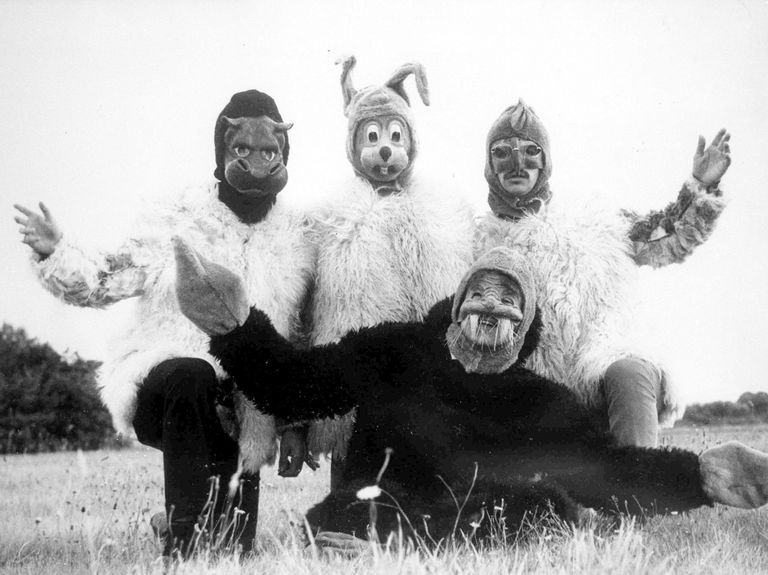 Участники группы The Beatles в сцене из фильма Волшебное таинственное путешествие(1967)