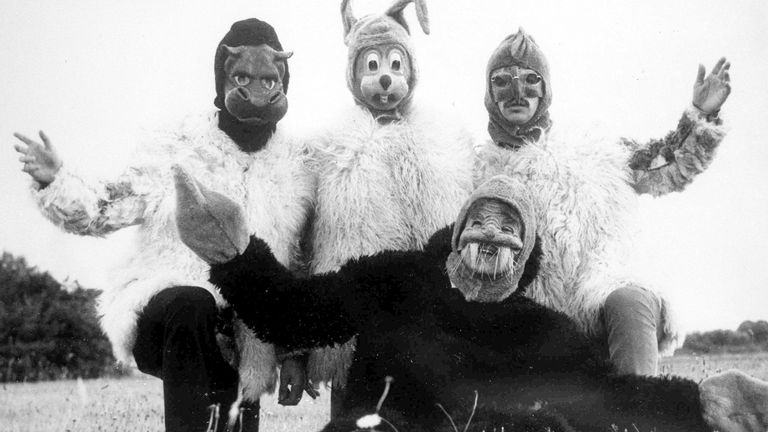 Участники группы The Beatles в сцене из фильма Волшебное таинственное путешествие(1967) Участники группы The Beatles в сцене из фильма Волшебное таинственное путешествие(1967)