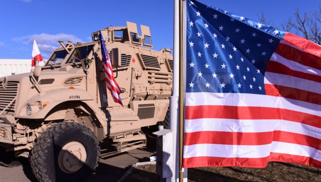 Военная техника и флаг США. Архивное фото Военная техника и флаг США. Архивное фото