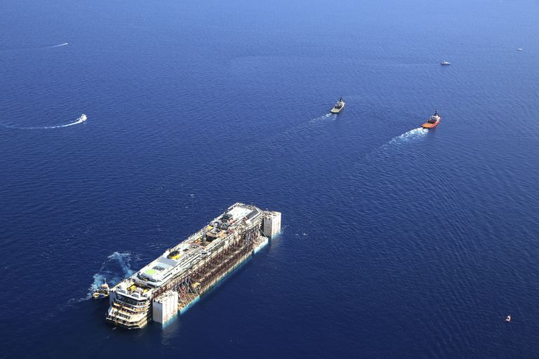 Буксировка круизного судна Коста Конкордия Буксировка круизного судна Коста Конкордия