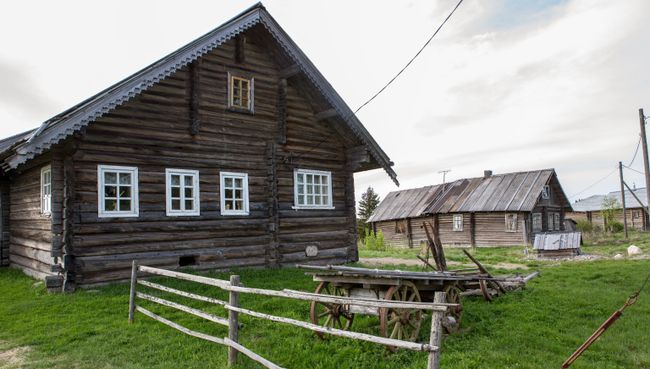 Жилые деревянные дома в деревне. Архивное фото