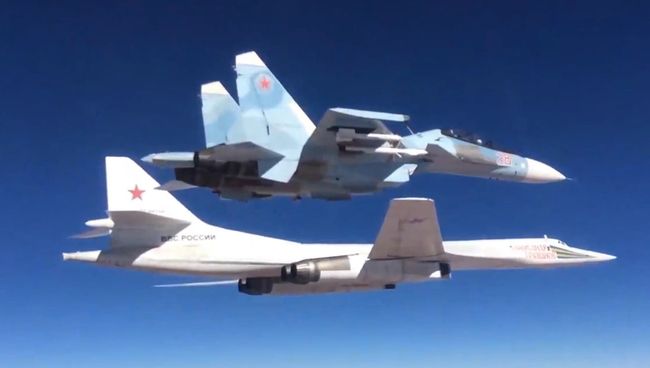 Сопровождение истребителем Су-30СМ бомбардировщика-ракетоносца Ту-160 Военно-космических сил России. Архивное фото Сопровождение истребителем Су-30СМ бомбардировщика-ракетоносца Ту-160 Военно-космических сил России. Архивное фото