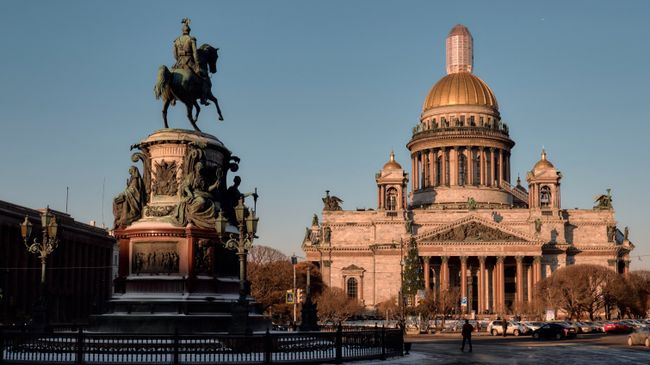 Памятник Николаю I у Исаакиевскиевского собора в Санкт-Петербурге. Архивное фото Памятник Николаю I у Исаакиевскиевского собора в Санкт-Петербурге. Архивное фото