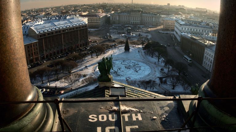 Вид с колоннады Исаакиевского собора на Мариинский дворец в Санкт-Петербурге Вид с колоннады Исаакиевского собора на Мариинский дворец в Санкт-Петербурге