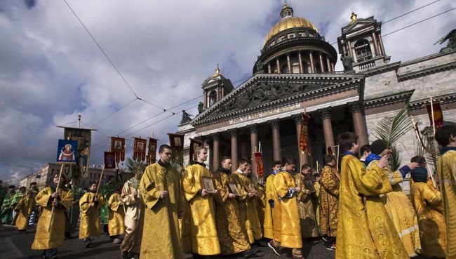 Крестный ход возле Исаакиевского собора в Санкт-Петербурге. Архивное фото