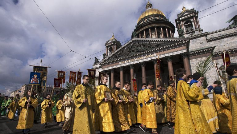 Крестный ход возле Исаакиевского собора в Санкт-Петербурге Крестный ход возле Исаакиевского собора в Санкт-Петербурге