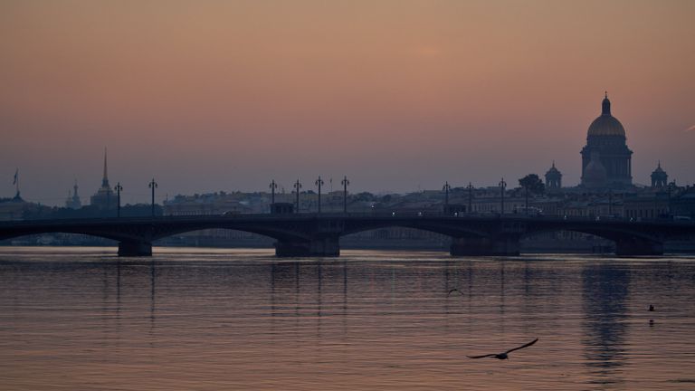 Вид на Благовещенский мост и Исаакиевский собор на рассвете в Санкт-Петербурге Вид на Благовещенский мост и Исаакиевский собор на рассвете в Санкт-Петербурге