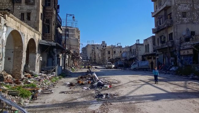 Мальчик на улице в районе Аль Назирия в сирийском Аллепо. Архивное фото Мальчик на улице в районе Аль Назирия в сирийском Аллепо. Архивное фото