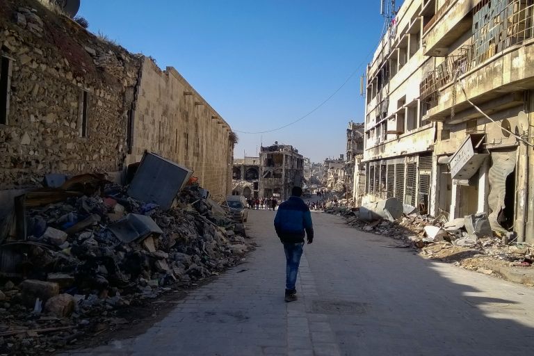 Мужчина на улице в районе Аль Назирия в сирийском Аллепо Мужчина на улице в районе Аль Назирия в сирийском Аллепо