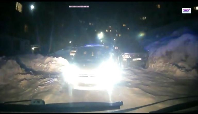 В сети появилось видео с Камчатки, где водитель не уступил дорогу скорой В сети появилось видео с Камчатки, где водитель не уступил дорогу скорой