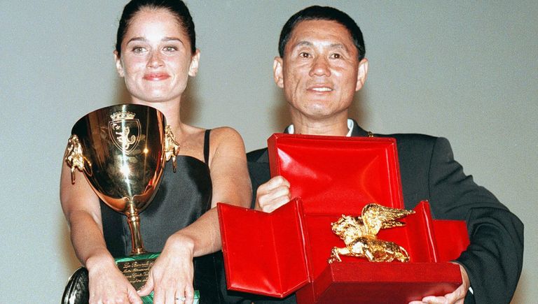 Японский режиссер Такеши Китано и актриса Робин Танни на 54-м Венецианском кинофестивале, 1997 Японский режиссер Такеши Китано и актриса Робин Танни на 54-м Венецианском кинофестивале, 1997