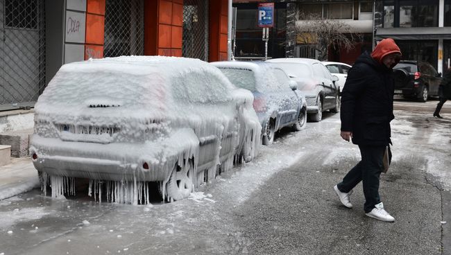 Обледеневшие автомобили на улице в Салониках. 9 января 2017 Обледеневшие автомобили на улице в Салониках. 9 января 2017
