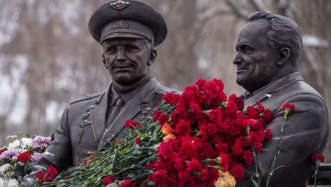 Открытие памятника конструктору пилотируемых космических кораблей Сергею Королеву и первому космонавту Земли Юрию Гагарину в Королеве Открытие памятника конструктору пилотируемых космических кораблей Сергею Королеву и первому космонавту Земли Юрию Гагарину в Королеве