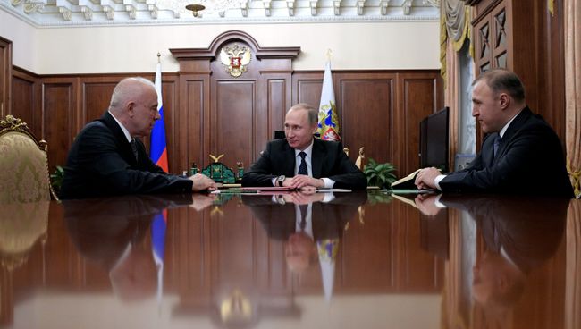 Президент РФ Владимир Путин во время встречи с главой Адыгеи Асланом Тхакушиновым и премьер-министром республики Адыгея Муратом Кумпиловым (справа) в Кремле. 12 января 2017 Президент РФ Владимир Путин во время встречи с главой Адыгеи Асланом Тхакушиновым и премьер-министром республики Адыгея Муратом Кумпиловым (справа) в Кремле. 12 января 2017