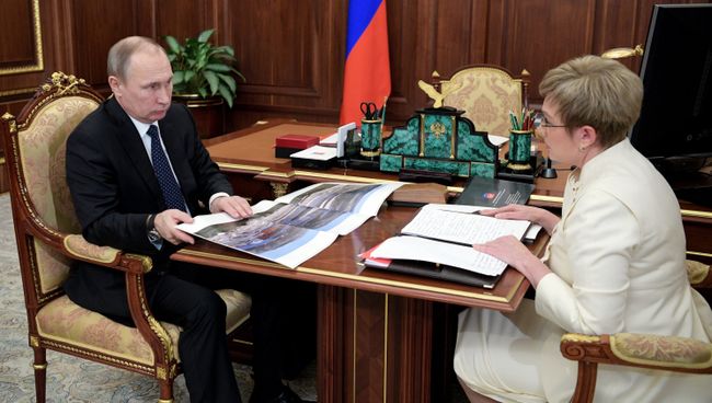 Президент РФ Владимир Путин и губернатор Мурманской области Марина Ковтун во время встречи в Кремле. 12 января 2017 Президент РФ Владимир Путин и губернатор Мурманской области Марина Ковтун во время встречи в Кремле. 12 января 2017