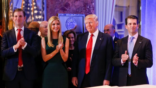 Избранный президент США Дональд Трамп с семьей на пресс-конференции в Нью-Йорке Избранный президент США Дональд Трамп с семьей на пресс-конференции в Нью-Йорке
