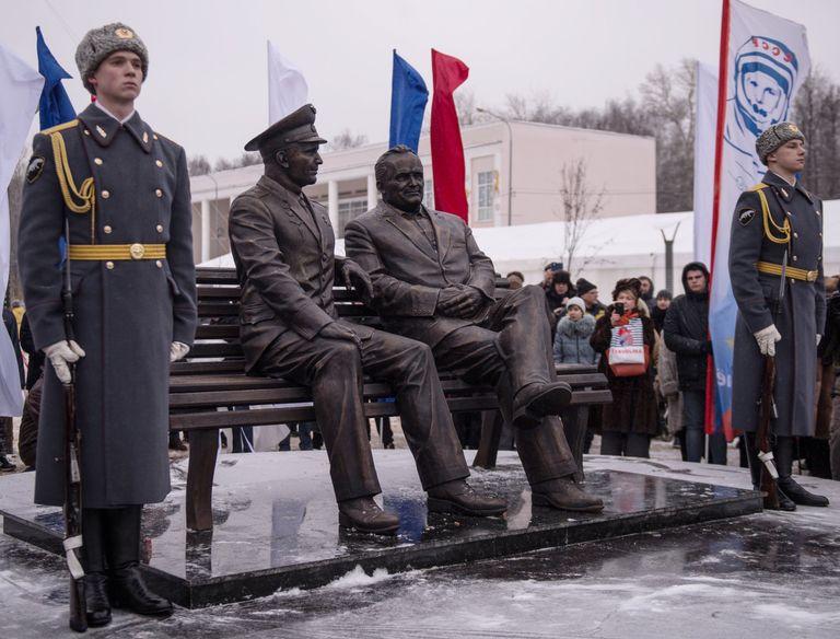 Открытие памятника конструктору пилотируемых космических кораблей Сергею Королеву и первому космонавту Земли Юрию Гагарину в Королеве Открытие памятника конструктору пилотируемых космических кораблей Сергею Королеву и первому космонавту Земли Юрию Гагарину в Королеве