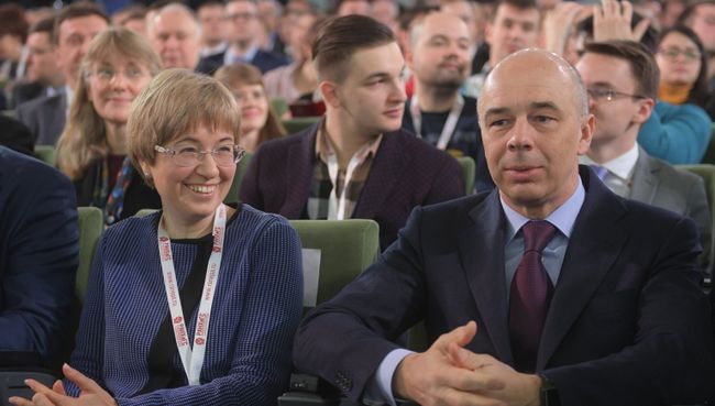 Первый заместитель председателя Банка России Ксения Юдаева и министр финансов РФ Антон Силуанов на VIII Гайдаровском форуме. 13 января 2017 Первый заместитель председателя Банка России Ксения Юдаева и министр финансов РФ Антон Силуанов на VIII Гайдаровском форуме. 13 января 2017