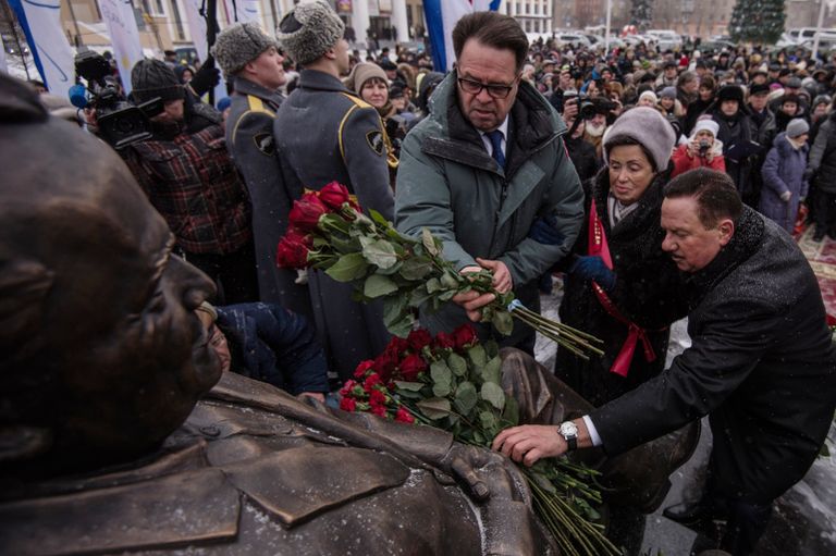 Дочь советского ученого, конструктора Сергея Королева Наталья Королева возлагает цветы на церемонии открытия памятника Сергею Королеву и космонавту Юрию Гагарину в Королеве Дочь советского ученого, конструктора Сергея Королева Наталья Королева возлагает цветы на церемонии открытия памятника Сергею Королеву и космонавту Юрию Гагарину в Королеве